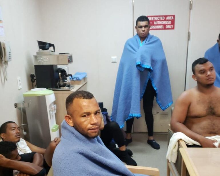 Algunos de los polizones encontrados en la embarcación.