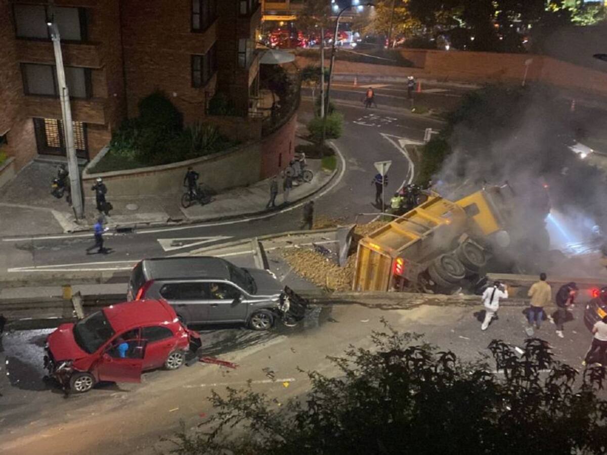 ¡Colapsa la circunvalar por accidente! volqueta cae encima de un carro