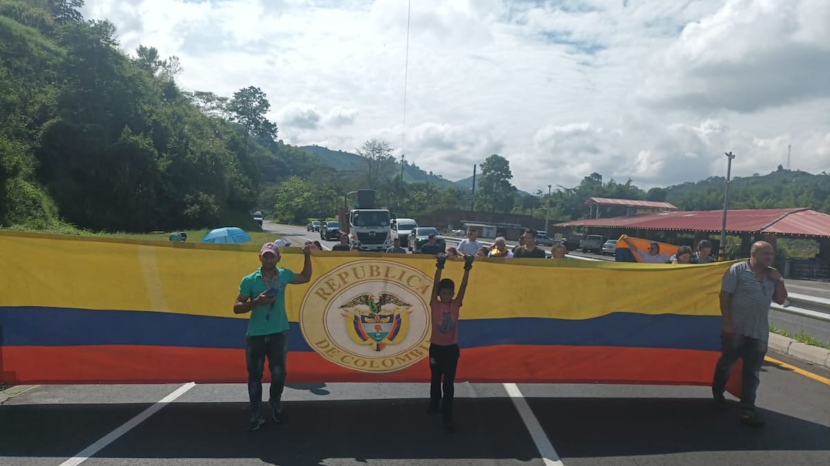 Comunidad de la vereda La Capilla de Santa Rosa, bloqueó la vía Pereira - Manizales