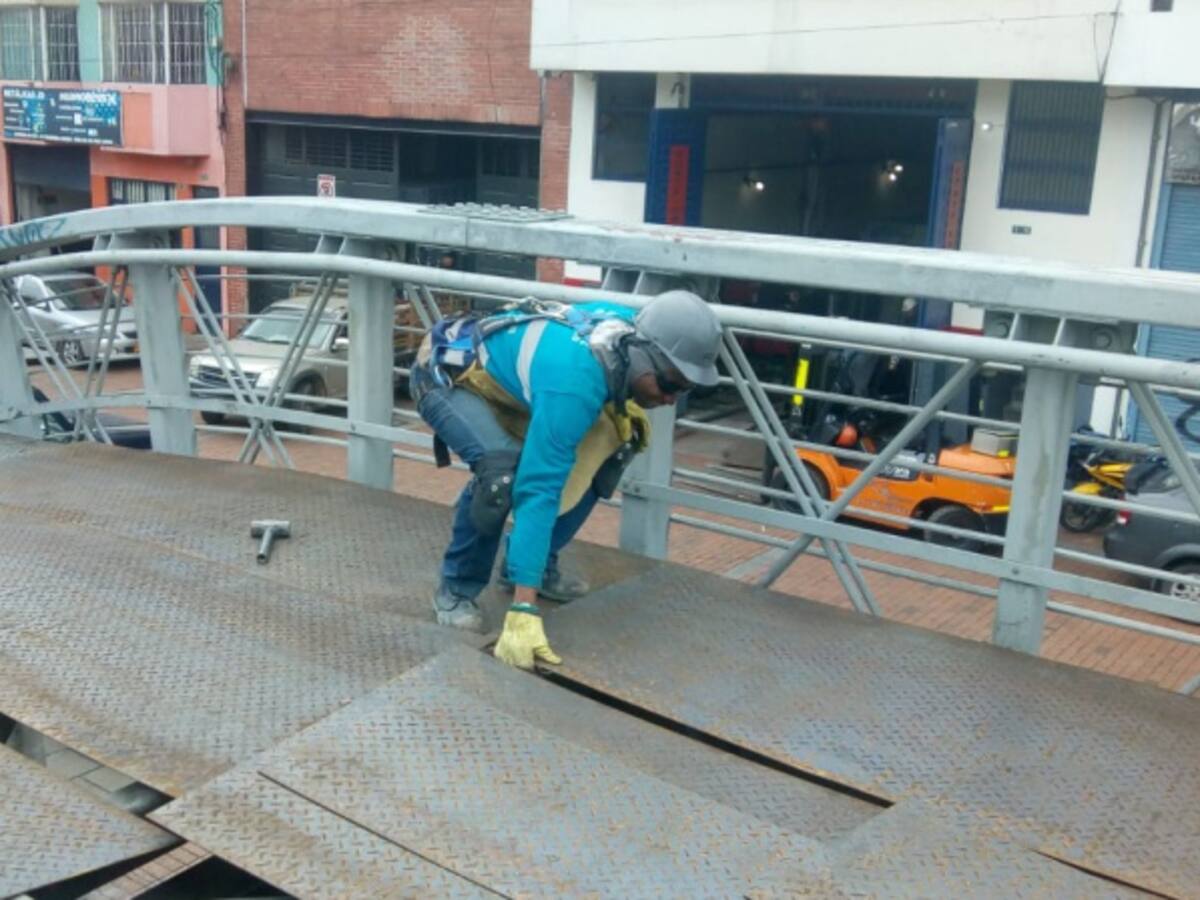 Por tercera vez en un mes roban láminas de puente peatonal en Bogotá