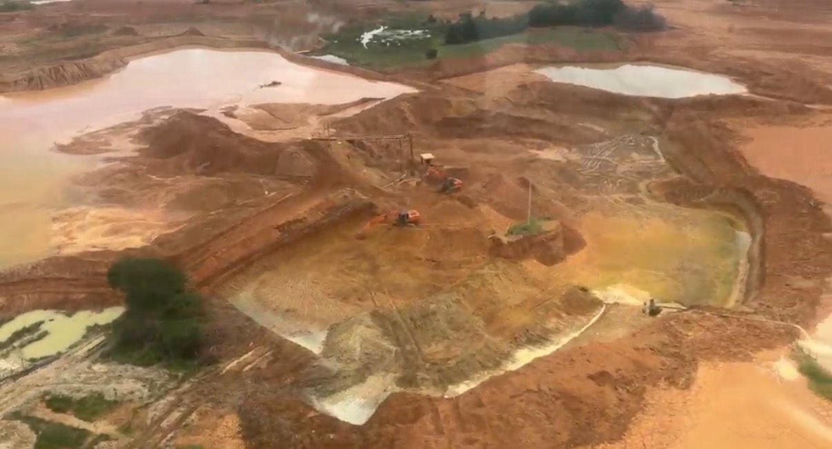 MinDefensa inspeccionó zona de minería ilegal ubicada junto a batallón del Ejército en Caucasia