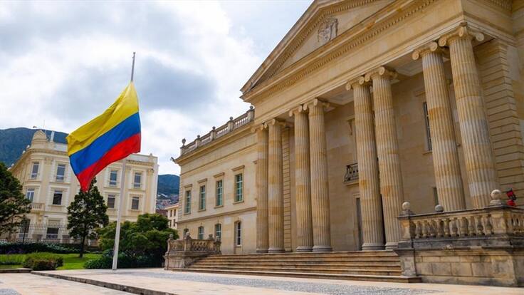 El decreto ordena izar la bandera de Colombia, a media asta, en todos los edificios públicos del país, en las Embajadas y oficinas consulares en el exterior. Foto: Presidencia de la República