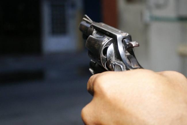 Cinco presuntos responsables fueron capturados y se incautaron armas y munición; dos heridos permanecen hospitalizados.