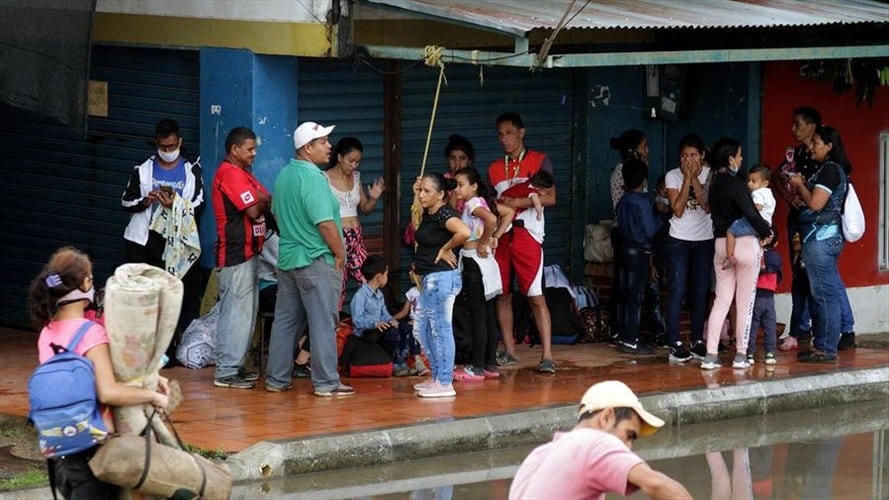 Migrantes venezolanos cruzan en botes desde La Victoria, en Venezuela, hasta Arauquita, en Colombia. Foto: Agencia EFE / JEBRAIL MOSQUERA