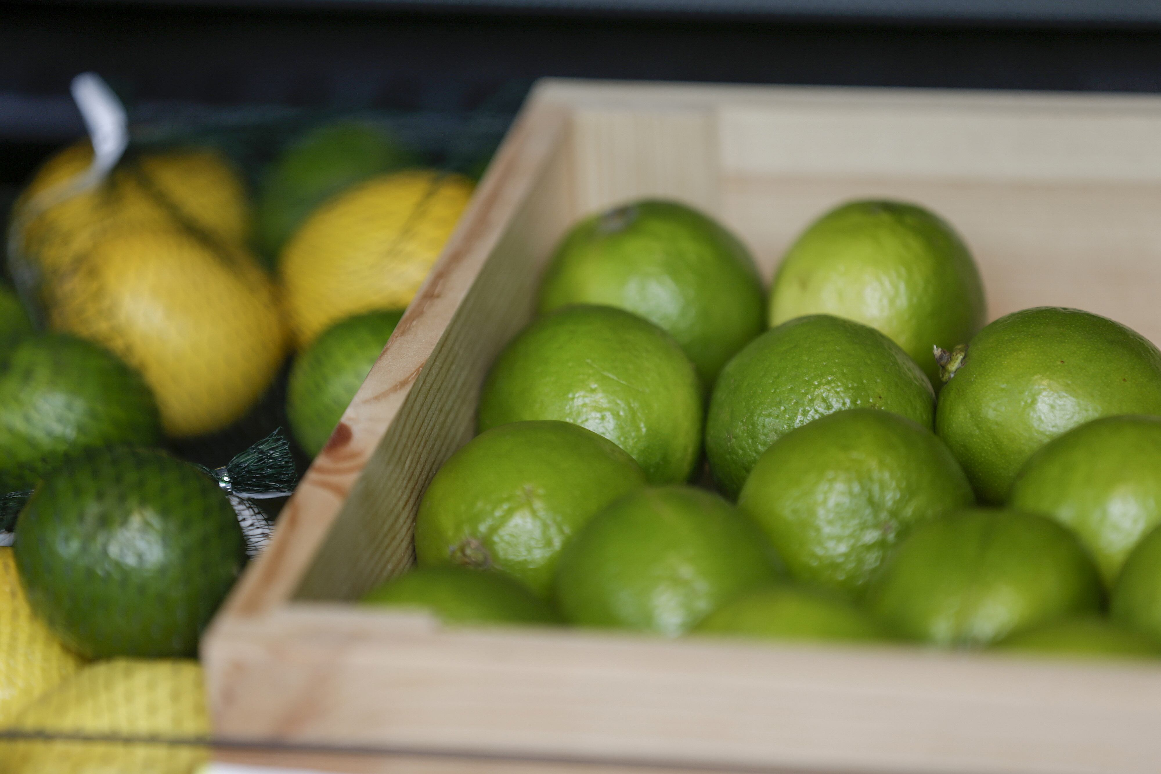 Varios limones dentro de una caja (Foto vía Getty Images)