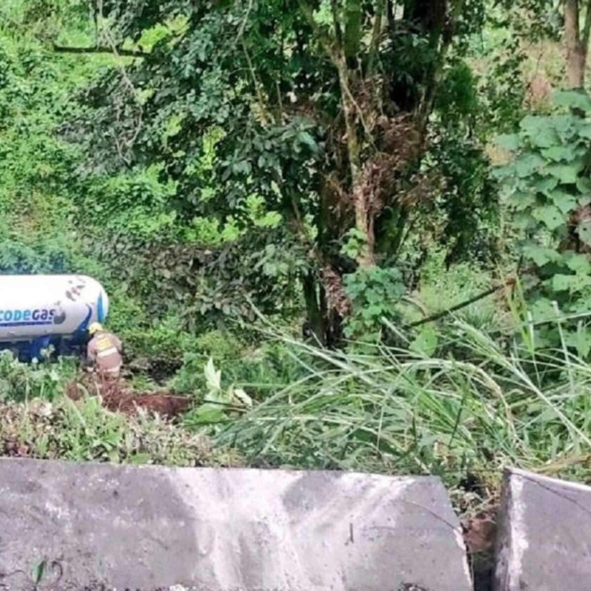 Camión que transporta gas rodó por un abismo en Manizales