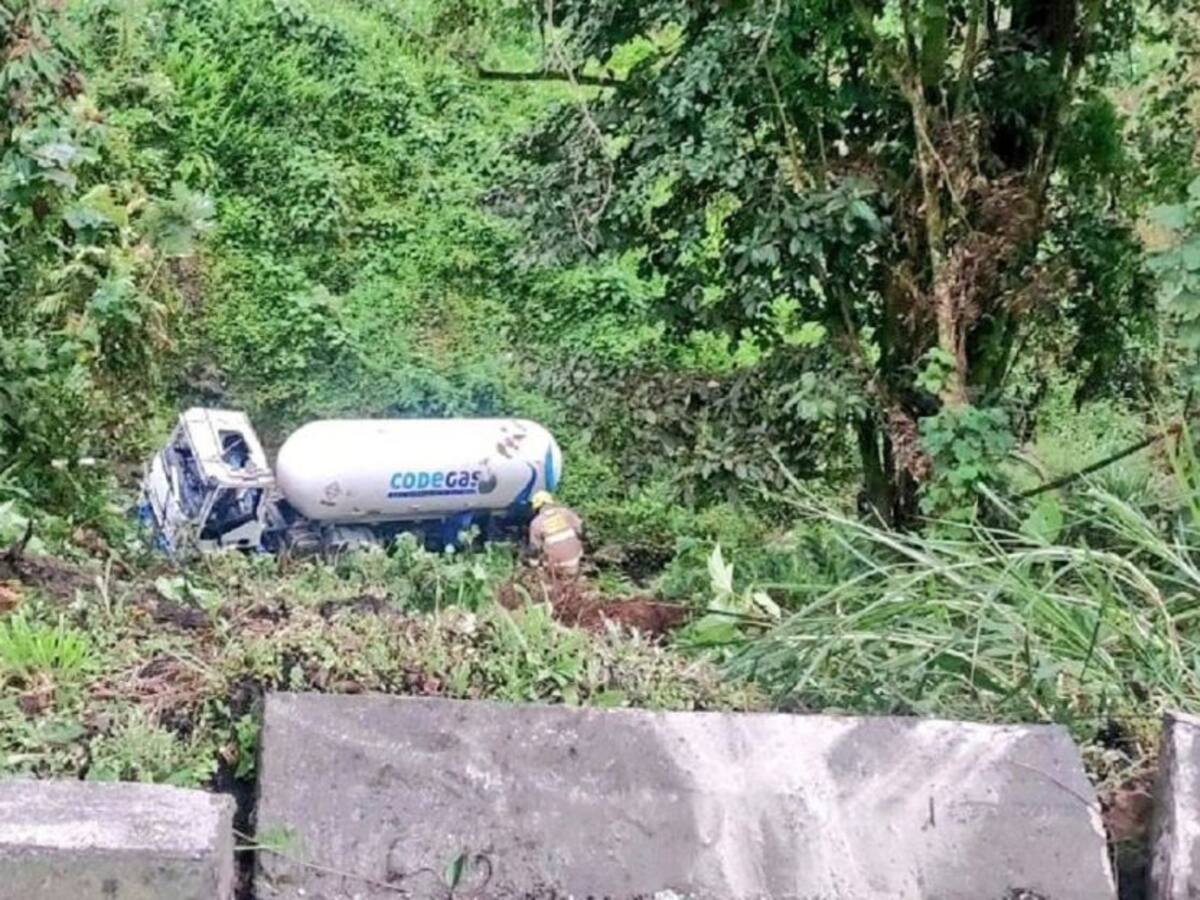 Camión que transporta gas rodó por un abismo en Manizales