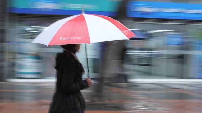 Van dos muertos por el invierno en Santander. Foto: Colprensa