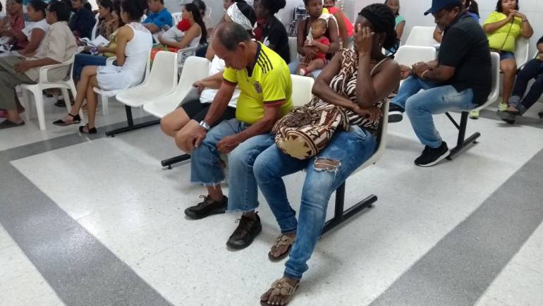 Usuarios en la sala de espera del Paso Carlos Meisel