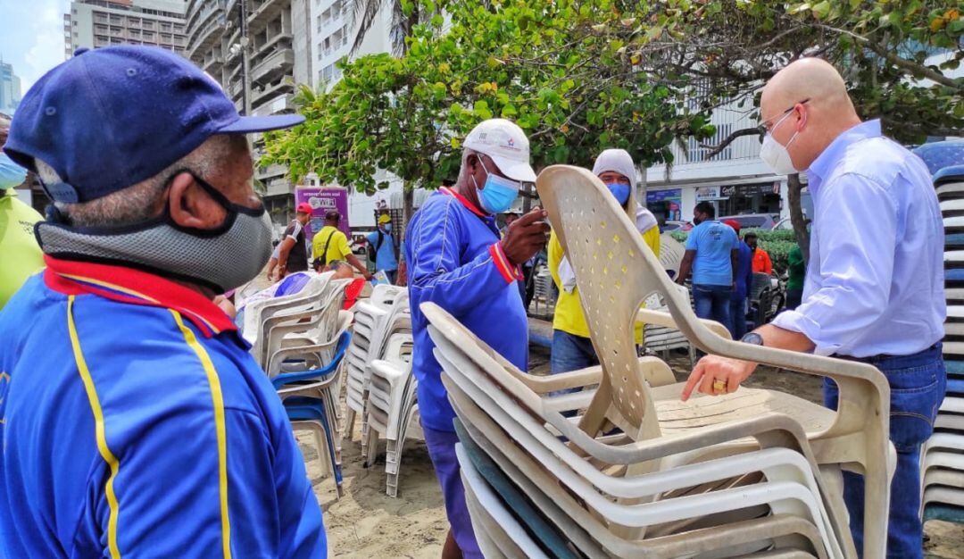 El mobiliario fue donado por Esenttia como responsabilidad social, y fueron elaboradas en material reciclado.