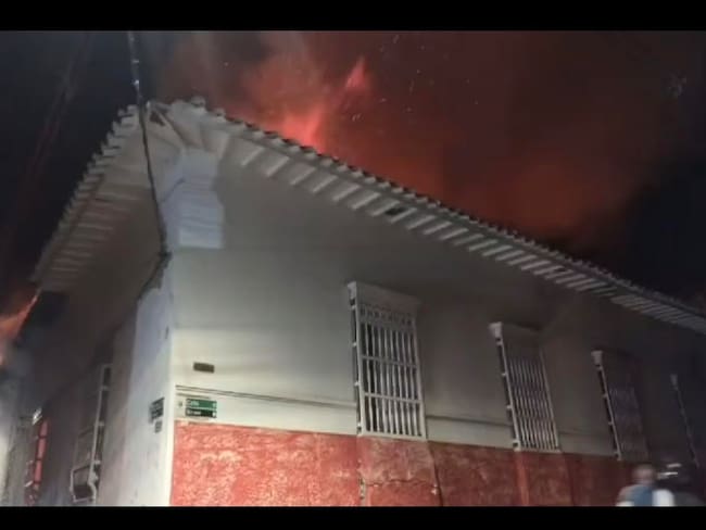 Las fuertes llamas destruyeron la antigua casa de la cultura de Sopetrán. Foto: Denuncias Antioquia .