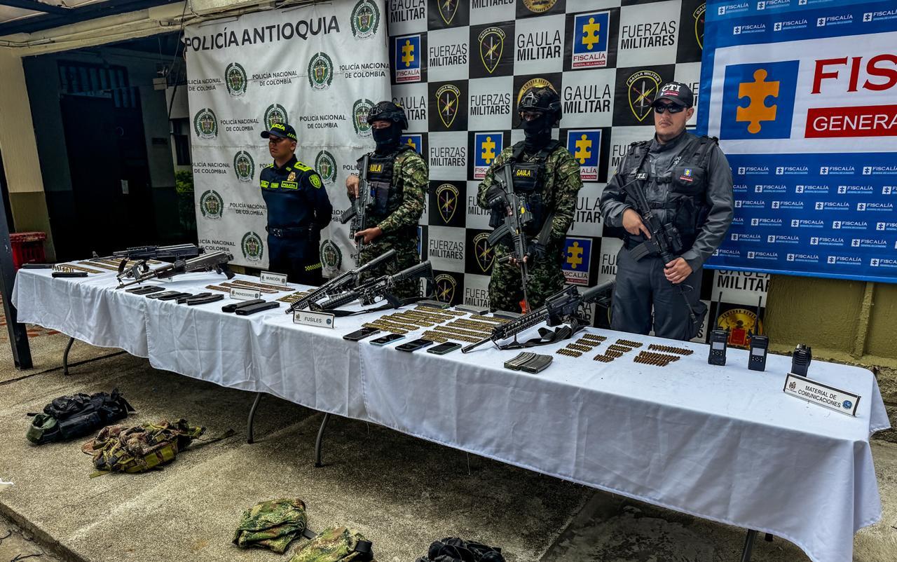 Elementos incautados en el operativo de rescate a personas de secuestro en Antioquia. Foto: Cuarta Brigada.