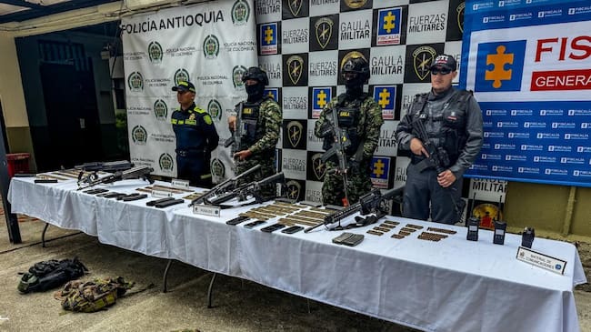 Elementos incautados en el operativo de rescate a personas de secuestro en Antioquia. Foto: Cuarta Brigada.