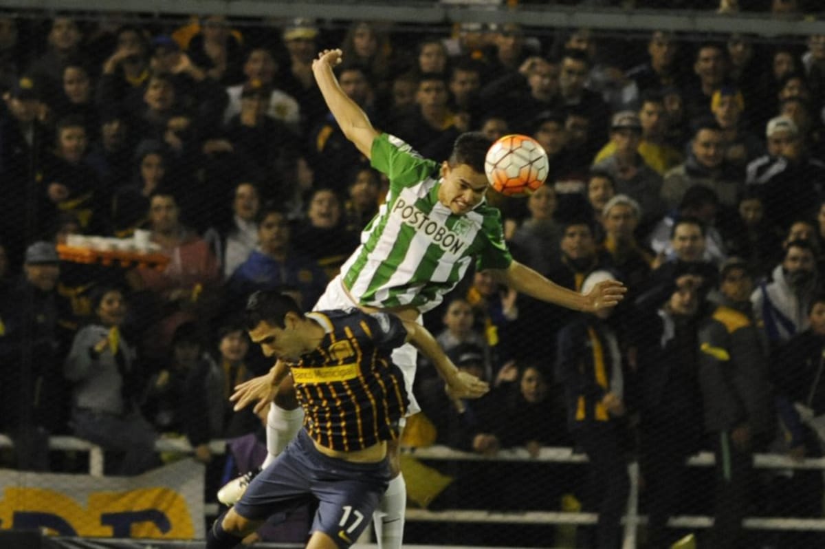 German Herrera (abajo) de Rosario Central disputa el balón Felipe Aguilar (arriba)