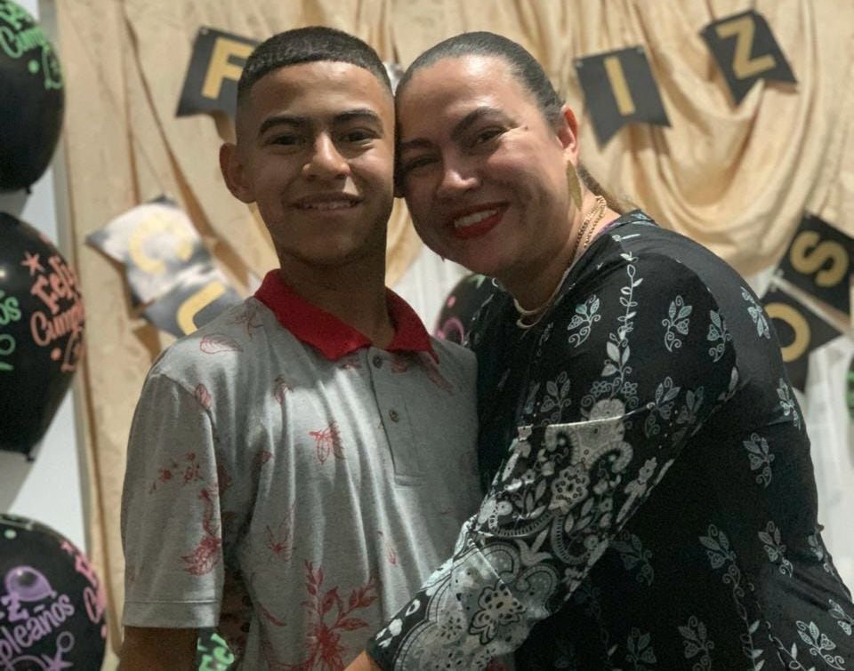 Julieth, de 37 años, y su hijo José Miguel, de 13, fueron arrastrados por la creciente de la quebrada La Guayabala. Foto: cortesía de la Familia.