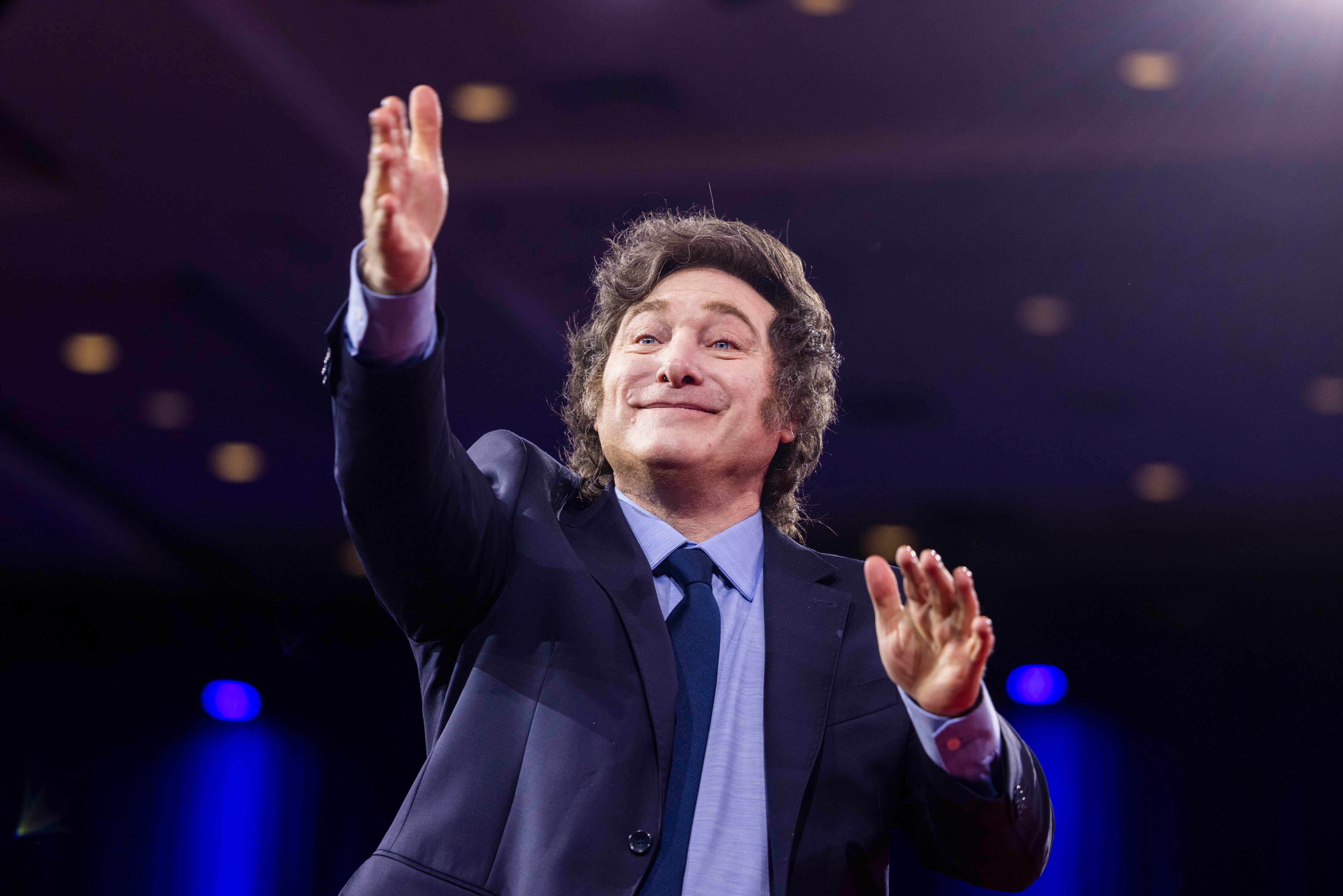 JJL001. BOGOTÁ (COLOMBIA), 26/02/2025.- Fotografía de archivo fechada el 22 de febrero de 2025 del presidente de Argentina, Javier Milei, llegando para hablar en el último día de la Conferencia Anual de Acción Política Conservadora (CPAC) en National Harbor, Maryland (EE.UU.). Milei decretó la designación del juez federal Ariel Lijo y el jurista Manuel García-Mansilla como nuevos magistrados de la Corte Suprema, ante la falta de acuerdos para que sean aprobados por el Senado. EFE/EPA/JIM LO SCALZO /ARCHIVO