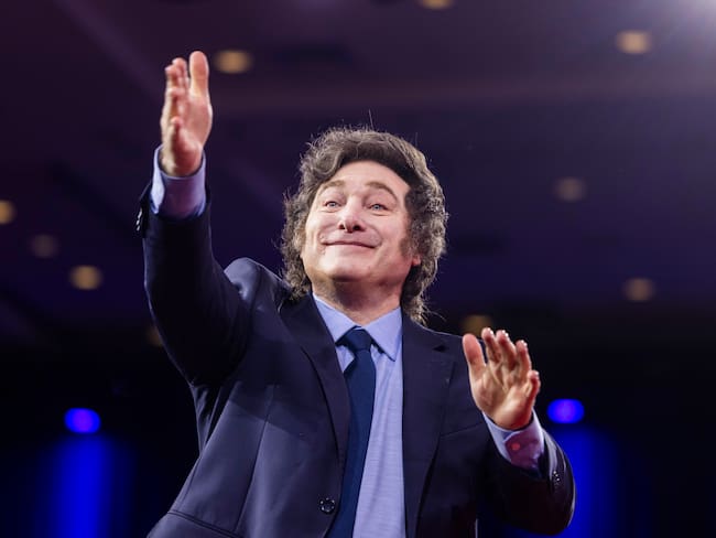 JJL001. BOGOTÁ (COLOMBIA), 26/02/2025.- Fotografía de archivo fechada el 22 de febrero de 2025 del presidente de Argentina, Javier Milei, llegando para hablar en el último día de la Conferencia Anual de Acción Política Conservadora (CPAC) en National Harbor, Maryland (EE.UU.). Milei decretó la designación del juez federal Ariel Lijo y el jurista Manuel García-Mansilla como nuevos magistrados de la Corte Suprema, ante la falta de acuerdos para que sean aprobados por el Senado. EFE/EPA/JIM LO SCALZO /ARCHIVO