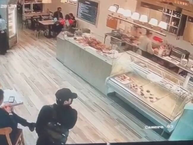 VIDEO Ladrón atraca a cliente en un restaurante Bagatelle en el norte de Bogotá