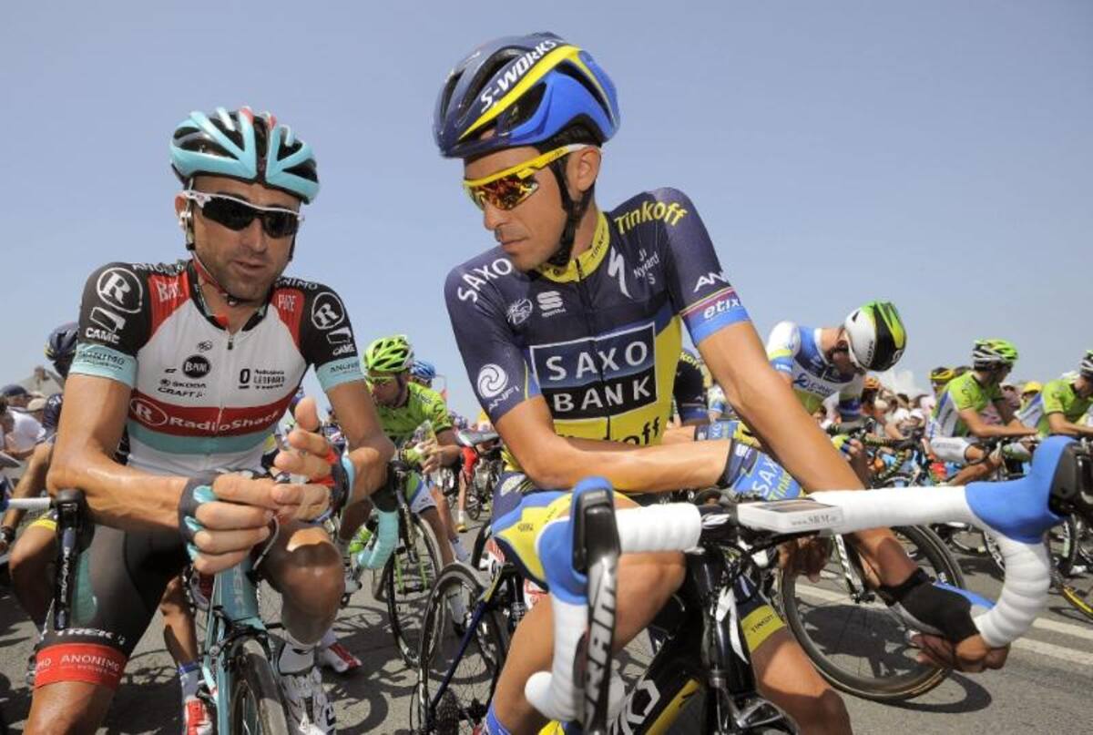 El español Alberto Contador (derecha., Saxo Tinkoff) conversa con su compatriota Haimar Zubeldia (Radioshack) antes del comienzo de la 13ª etapa del Tour de Francia. EFE/Nicolas Bouvy