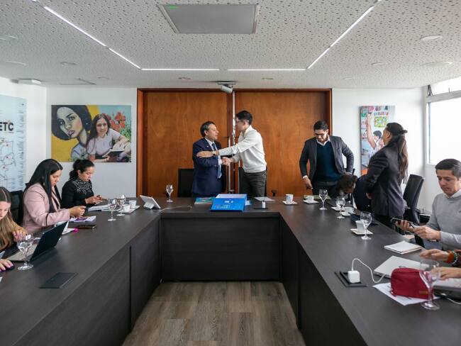 Los ministros de Tecnologías de la Información y las Comunicaciones (TIC), Mauricio Lizcano, y de Educación, Daniel Rojas.