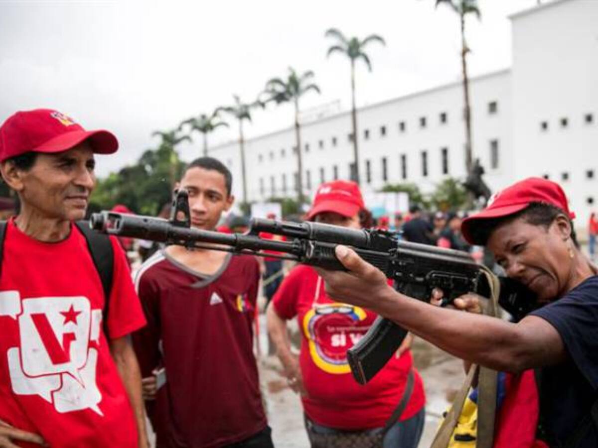 Ancianos, niños y bazucas en los ejercicios militares en Venezuela