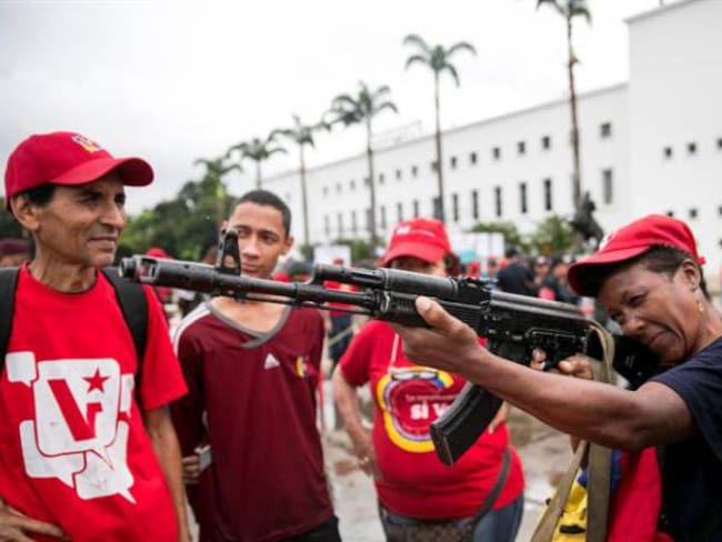 Ancianos, niños y bazucas en los ejercicios militares en Venezuela