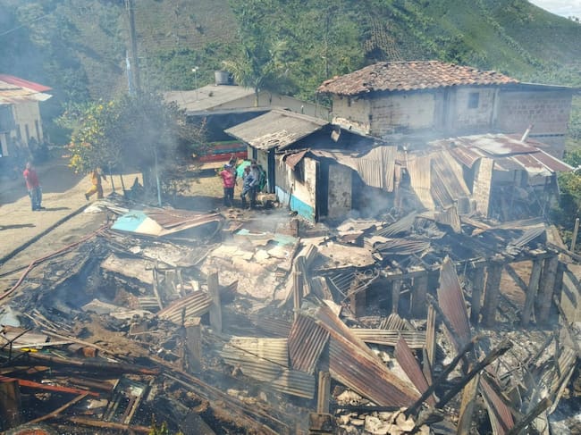 Investigan crimen tras incendio en El Águila, Valle: hallan un cuerpo calcinado en una vivienda - Bomberos