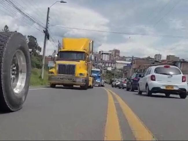 Transportadores de carga protestan en la frontera con Ecuador