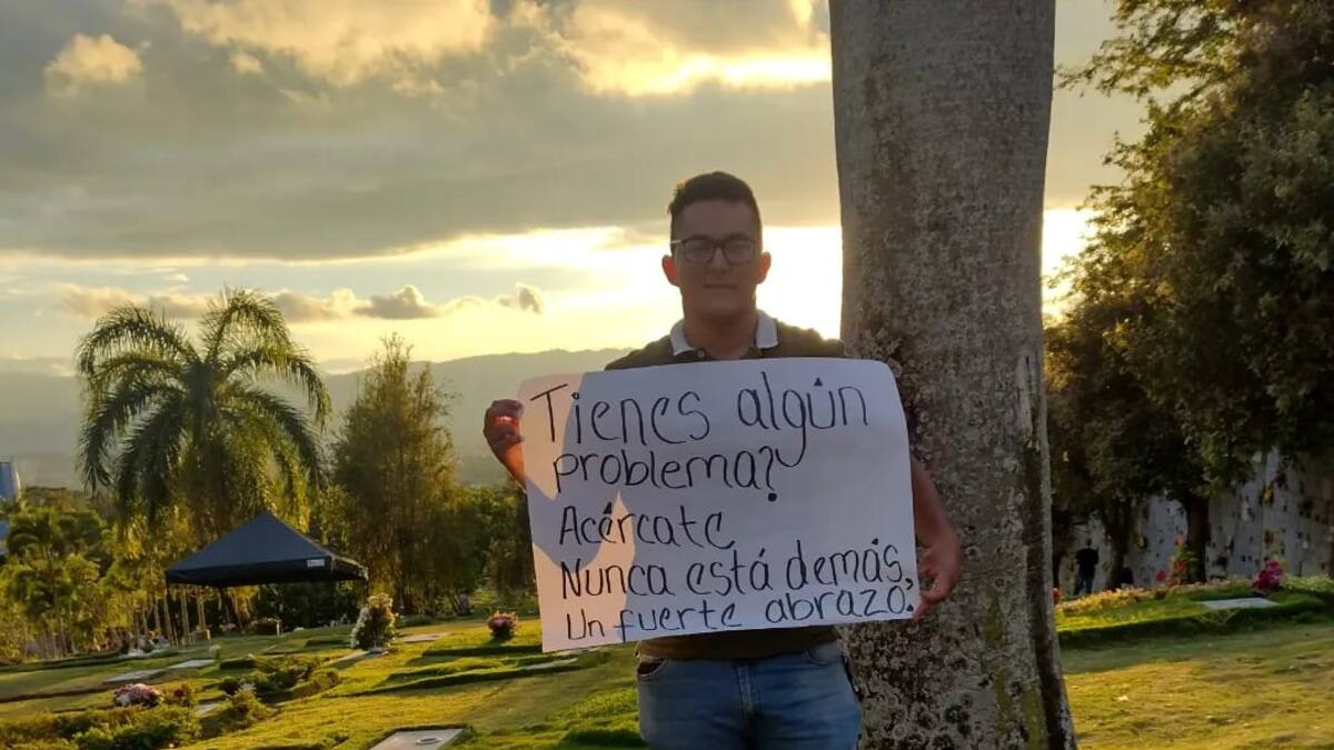 Joven reparte abrazos a personas con depresión