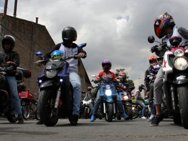 Peñalosa descarta prohibición de parrillero en moto en Bogotá