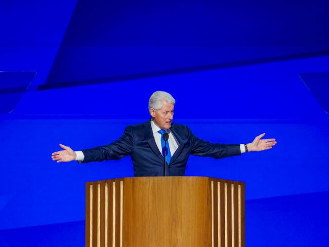 Chicago (United States), 21/08/2024.- 42nd President of the United States, Bill Clinton, delivers remarks during the third night of the Democratic National Convention (DNC) at the United Center in Chicago, Illinois, USA, 21 August 2024. The 2024 Democratic National Convention is being held from 19 to 22 August 2024, during which delegates of the United States' Democratic Party will vote on the party's platform and ceremonially vote for the party's nominee for president, Vice President Kamala Harris, and for vice president, Governor Tim Walz of Minnesota, for the upcoming presidential election. (Estados Unidos) EFE/EPA/WILL OLIVER