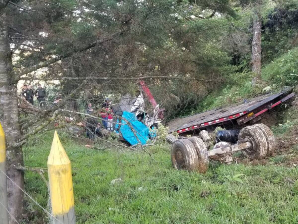 El conductor de un planchón murió y el ayudante quedó herido en Cocorná