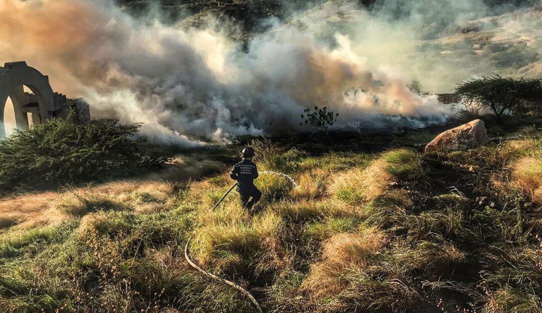 Bomberos de Santa Marta apagan incendios.