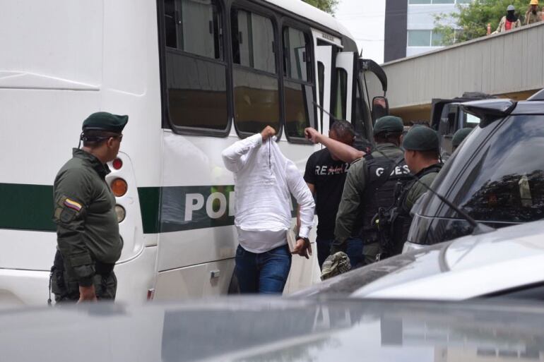 Llegada de los policías capturados a la audiencia