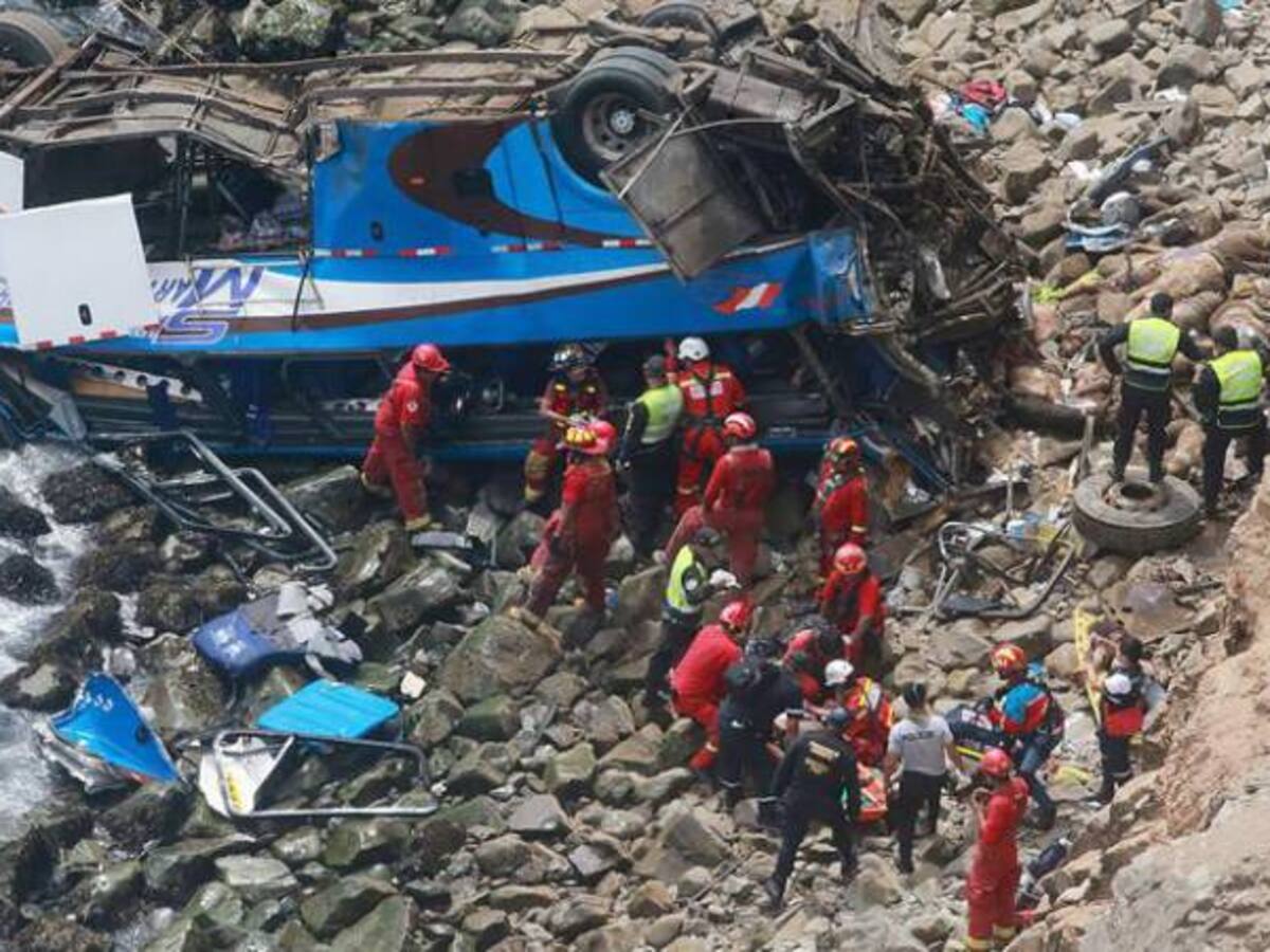 Exceso de velocidad sería la causa del accidente de un bus en Perú que dejó 48 muertos