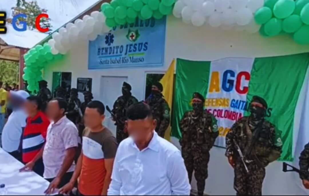 Imagen de un video que muestra la entrega de obras del Clan del Golfo.