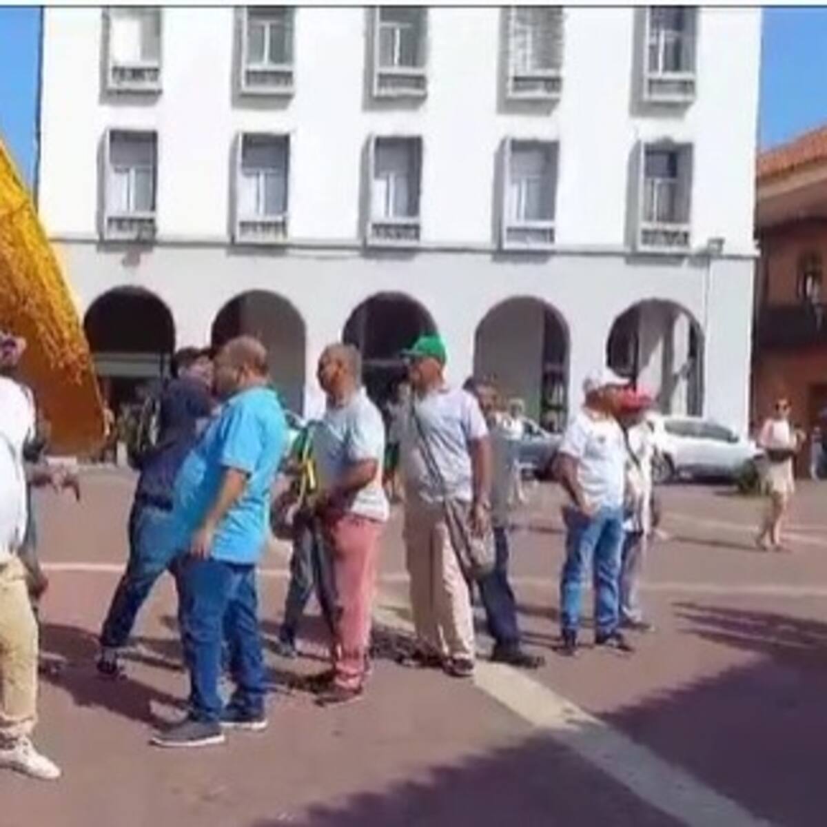 “Con lluvia de tomates”, organizaciones sindicales despiden al alcalde de Cartagena