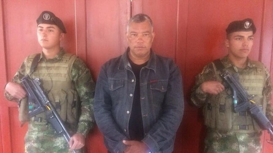 Juan Carlos Rueda, gerente de la empresa de servicios públicos y ex alcalde de la población, fue capturado por unidades del Ejército, Policía y Fiscalía. Foto: Ejército Nacional.