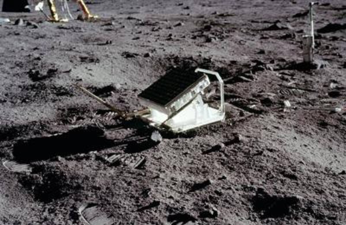 Los astronautas del Apollo 11 instalaron un sismómetro para registrar los “lunamotos”. El aparato falló transcurrido un mes. Por suerte, los cuatro sismómetros de las misiones Apollo 12, 14, 15 y 16 sí funcionaron y registraron más de 12.500 movimientos sísmicos hasta 1977, cuando la NASA decidió desconectar la red de sismógrafos.