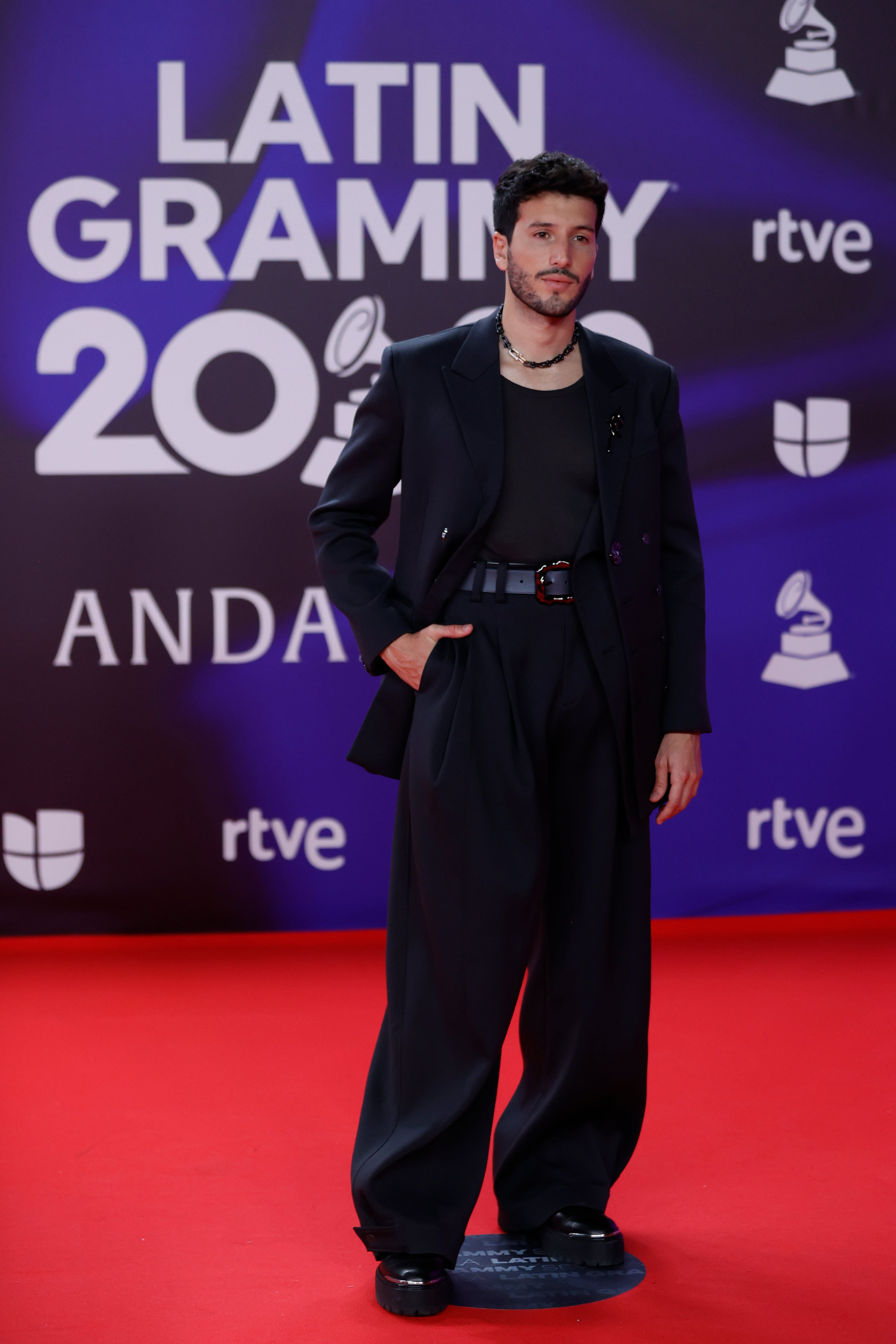 SEVILLA, 16/11/2023.- El cantante y compositor colombiano Sebastián Yatra posa para los fotógrafos en la alfombra roja de la gala anual de los Latin Grammy, este jueves en Sevilla. EFE/Jorge Zapata
