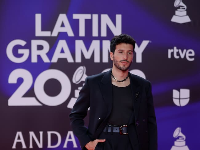 SEVILLA, 16/11/2023.- El cantante y compositor colombiano Sebastián Yatra posa para los fotógrafos en la alfombra roja de la gala anual de los Latin Grammy, este jueves en Sevilla. EFE/Jorge Zapata