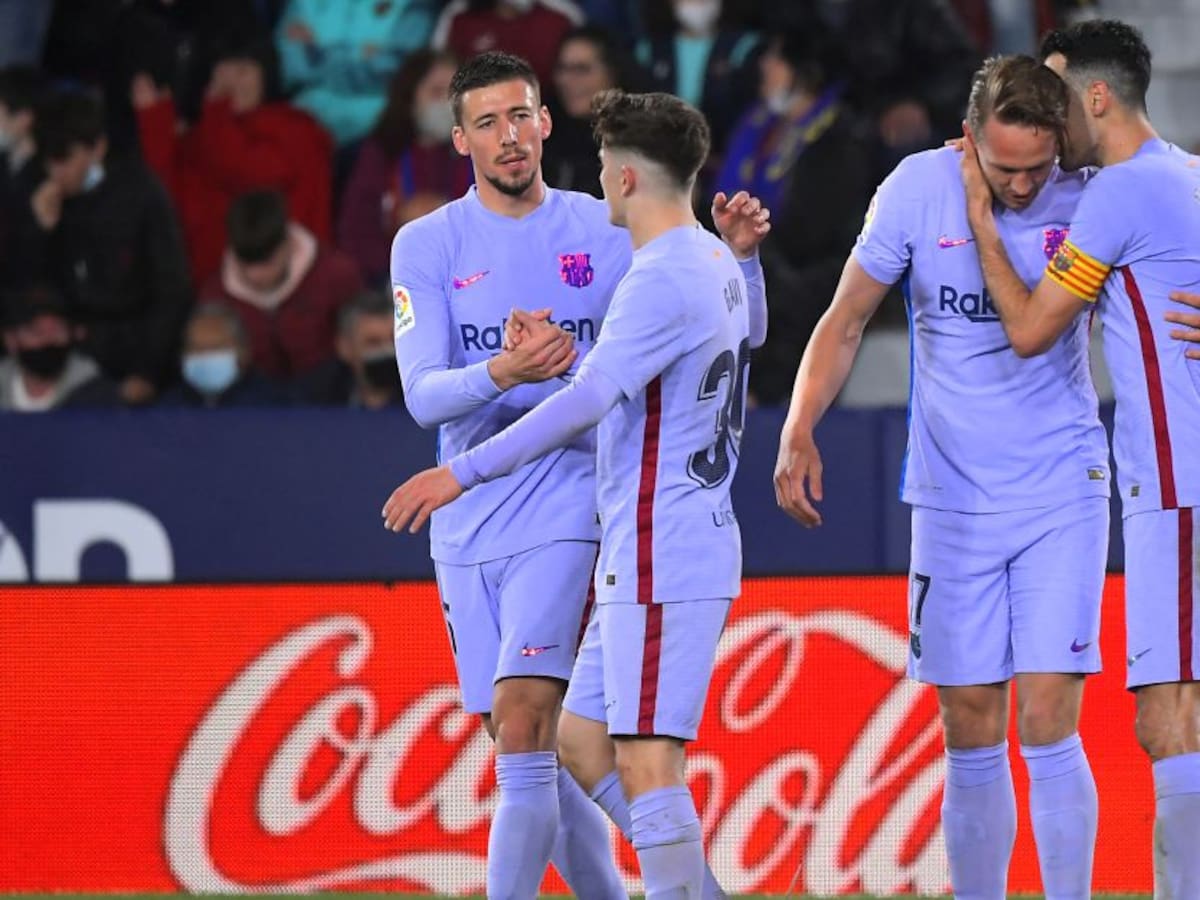 Barcelona salva un triunfo sobre el final y sigue escolta del líder en Liga