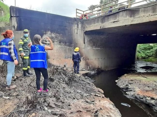 Incendio de camión cisterna dejó afectaciones al medio ambiente