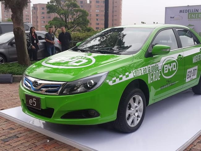 El primer taxi 100 % eléctrico ya rueda por Medellín.