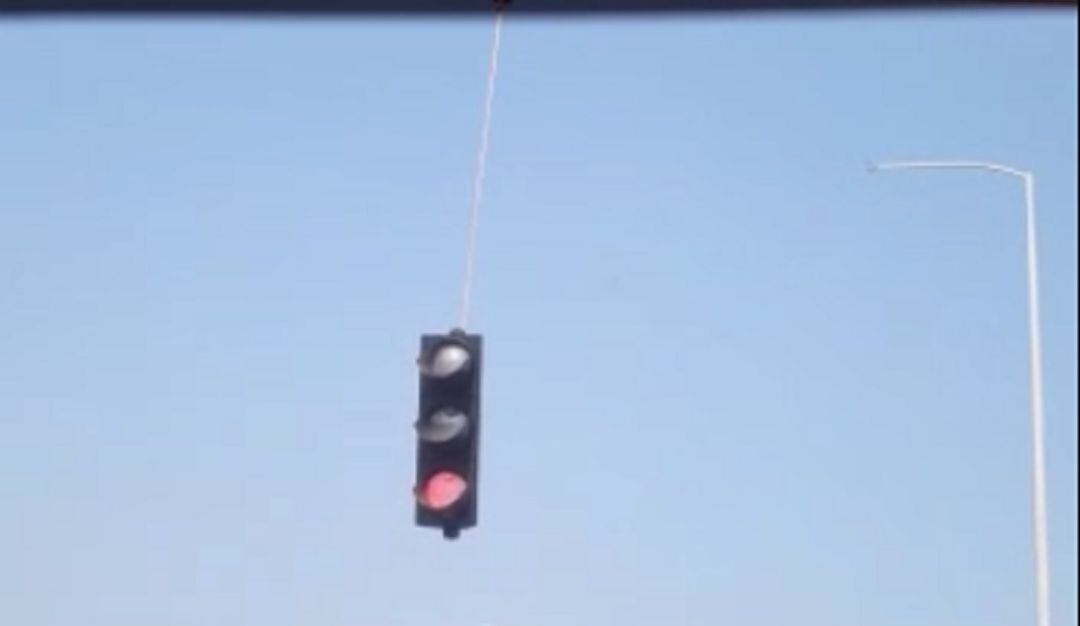 Un semáforo de la Avenida Santander permaneció colgando y a punto de caer al suelo durante varios días