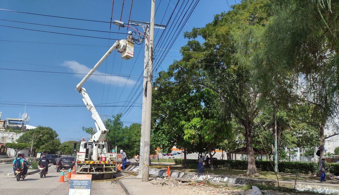 Operarios de Afinia en labores de mantenimiento