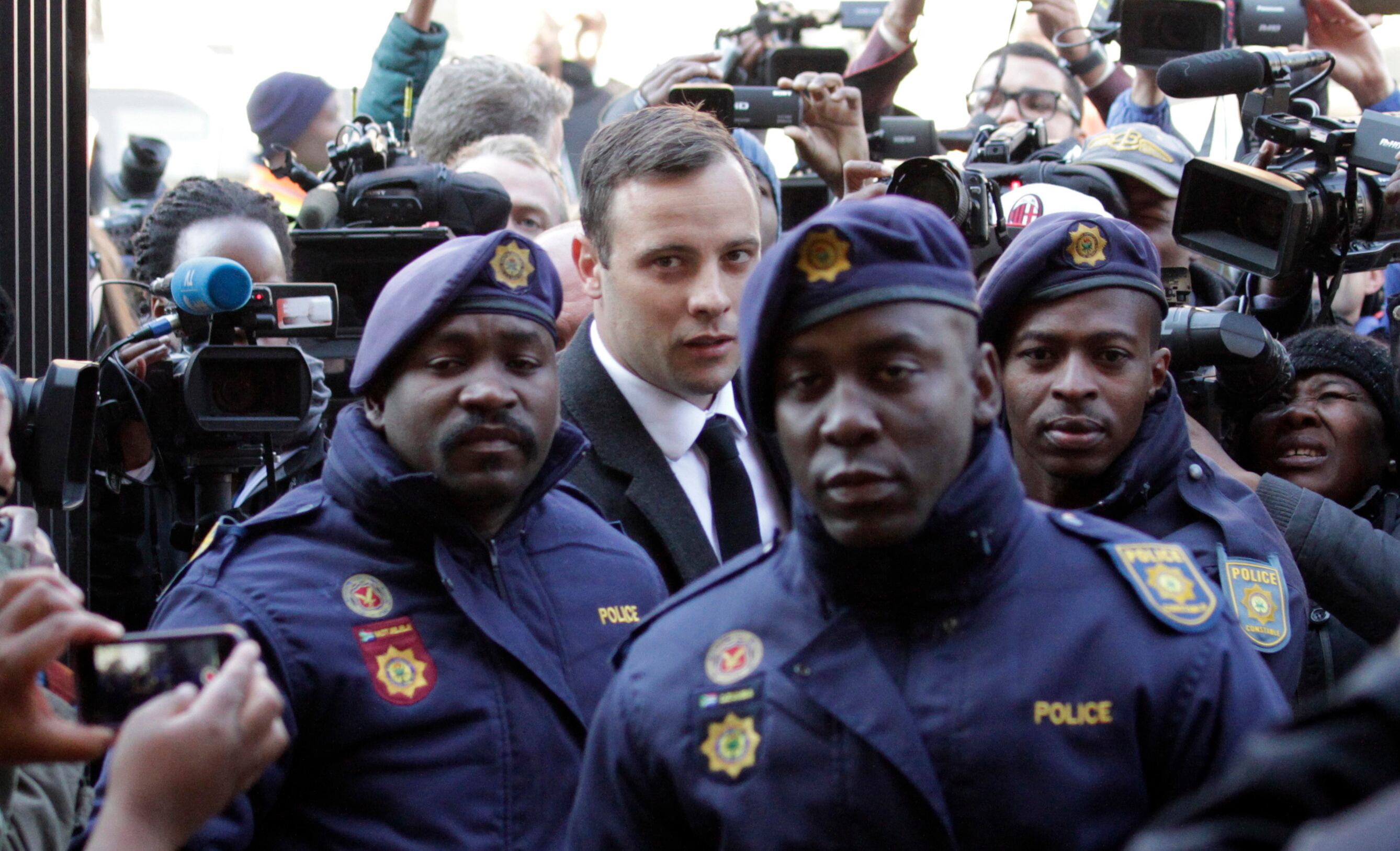 Pretoria (Sudáfrica).- (ARCHIVO). El atleta paralímpico sudafricano Oscar Pistorius (C) llega al Tribunal Superior de North Gauteng. EFE/EPA/CORNELL TUKIRI