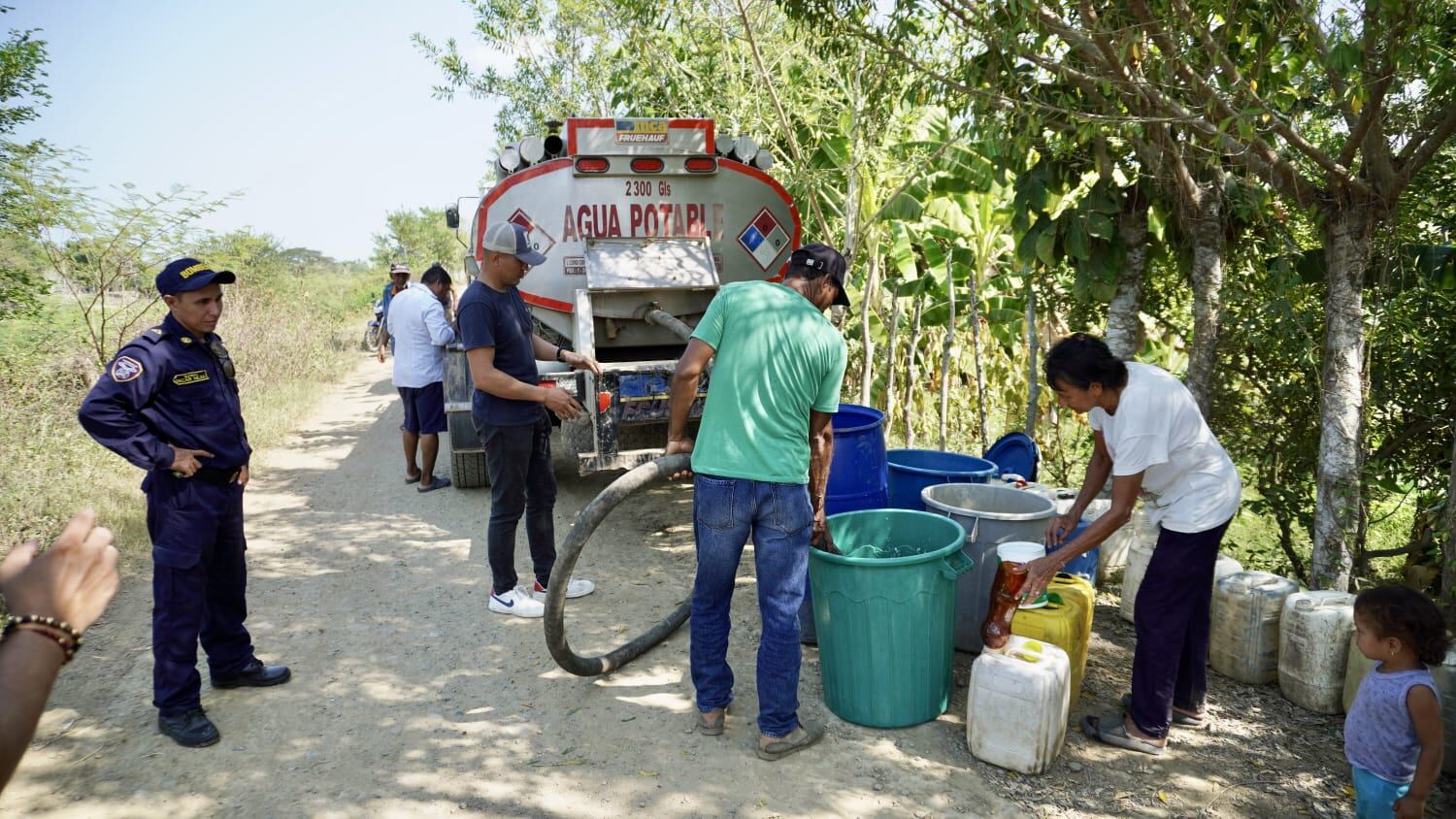 Llegan carrotanques para abastecer de agua las comunidades afectadas por la sequía.