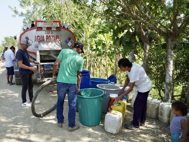 Llegan carrotanques para abastecer de agua las comunidades afectadas por la sequía.