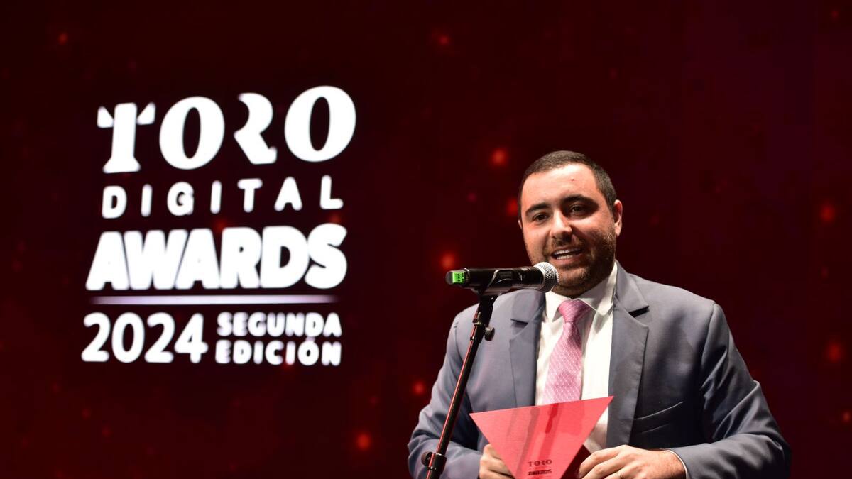 Yamil Arana recibe el premio al gobernador con mayor presencia digital en el país